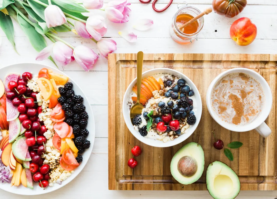 Pequeno-almoço saudável com fruta fresca